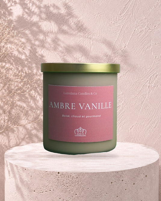 Translation missing: fr.Ambre Vanille en situation — bougie parfumée en pot de verre, Loredana Candles