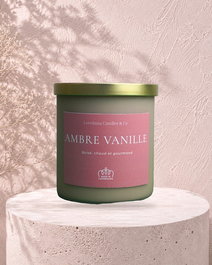 Translation missing: fr.Ambre Vanille en situation — bougie parfumée en pot de verre, Loredana Candles