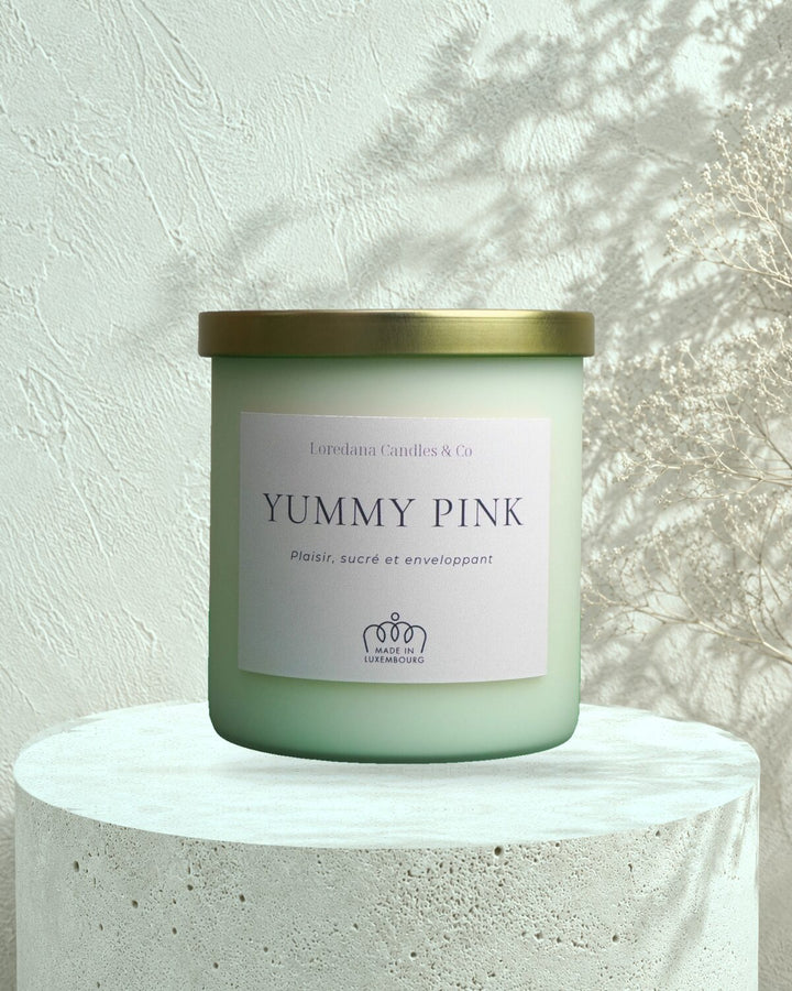 Translation missing: fr.Bougie Yummy Pink en situation, Loredana Candles