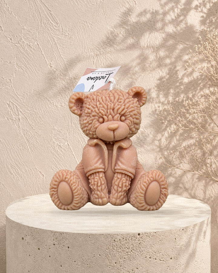Translation missing: fr.Ours tricot — Caramel en situation — ourson assis en gilet tricoté, cire caramel, Loredana Candles