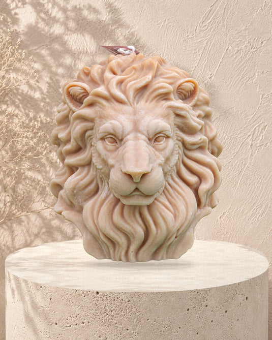 Translation missing: fr.Lion — Sable en situation — tête de lion sculptée, cire sable, Loredana Candles