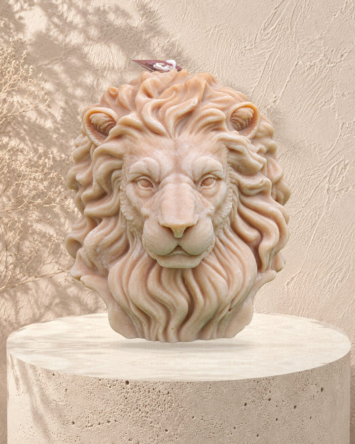 Translation missing: fr.Lion — Sable en situation — tête de lion sculptée, cire sable, Loredana Candles