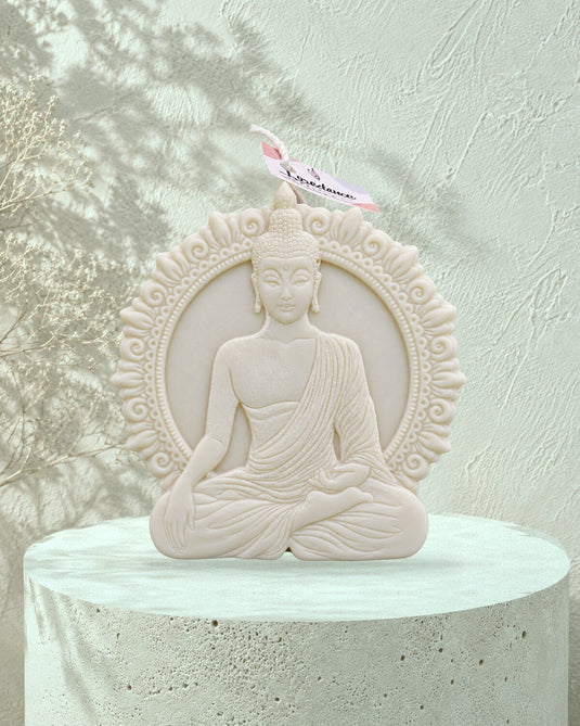 Translation missing: fr.Bouddha mandala — Blanc en situation — Bouddha assis dans un mandala, cire blanche, Loredana Candles