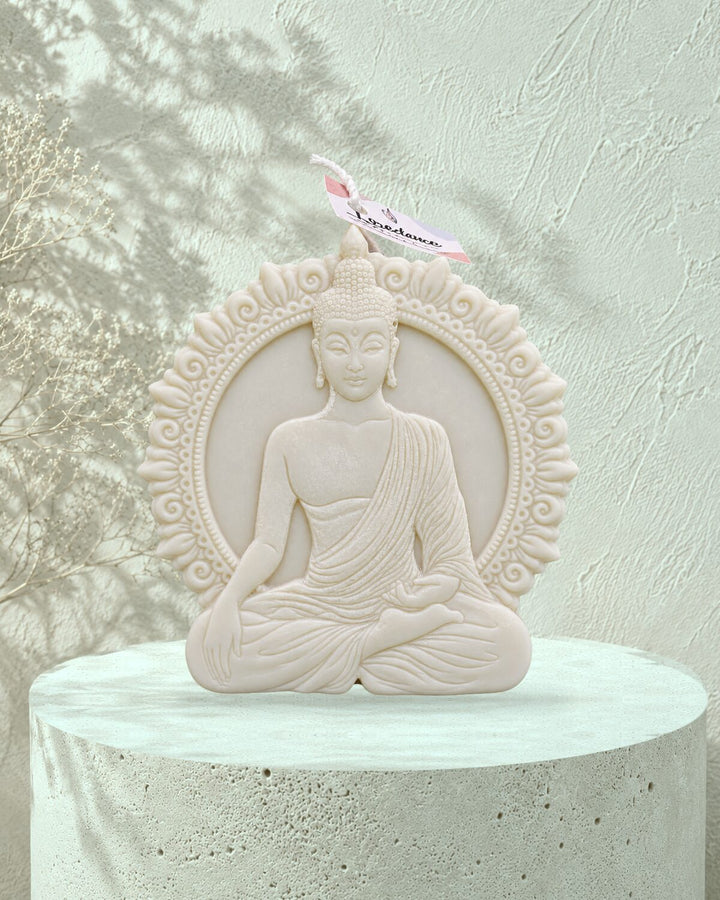 Translation missing: fr.Bouddha mandala — Blanc en situation — Bouddha assis dans un mandala, cire blanche, Loredana Candles