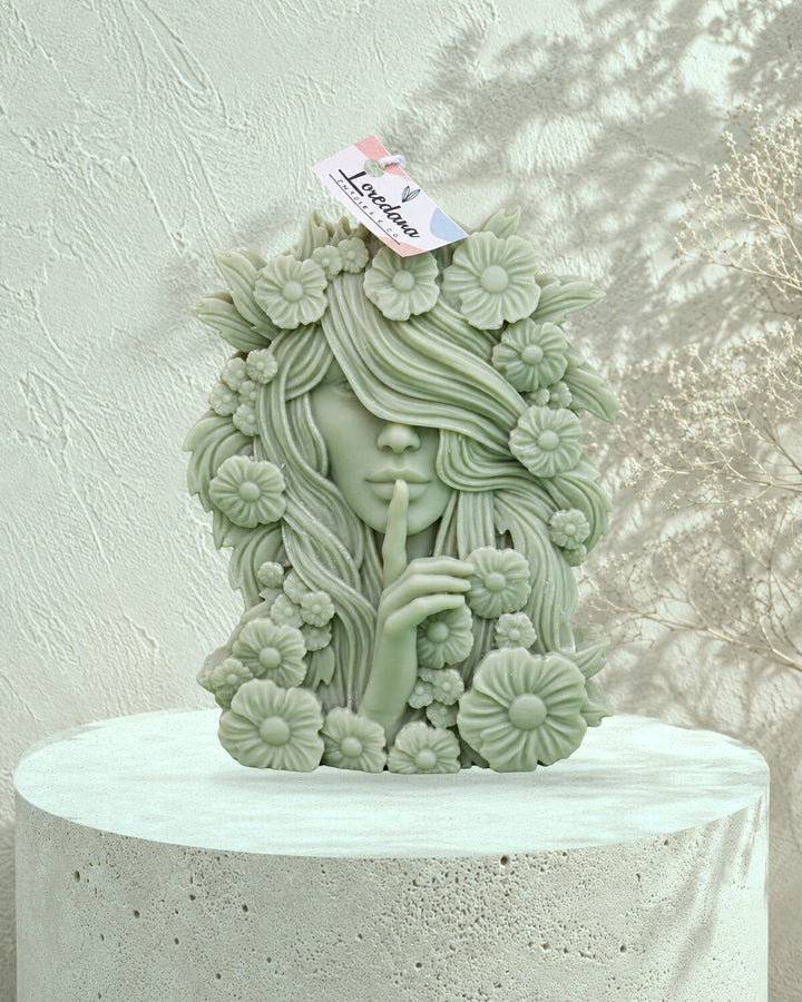 Translation missing: fr.Le Secret — Vert sauge en situation — femme fleurie en bas-relief, cire vert sauge, Loredana Candles