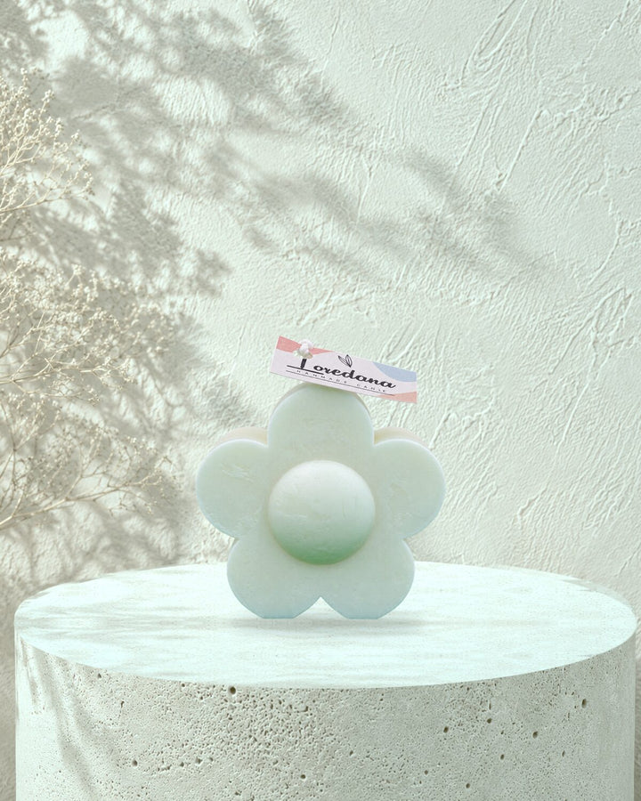 Translation missing: fr.Fleur rétro — Vert d'eau en situation — marguerite rétro sculptée, cire vert d'eau, Loredana Candles