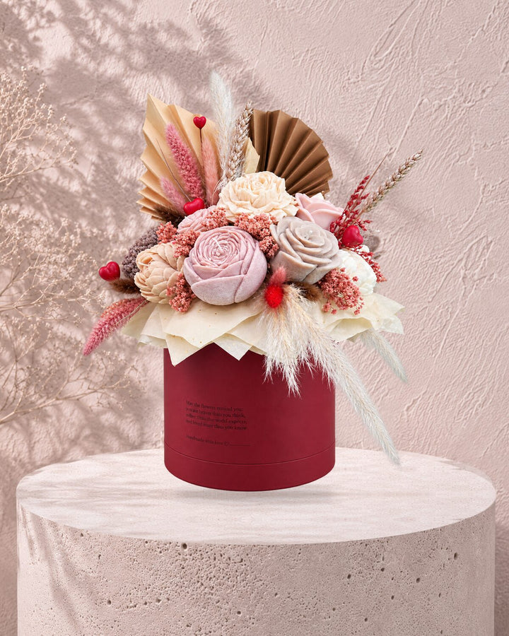 Translation missing: fr.Coffret fleuri — Bordeaux en situation — bouquet de fleurs de cire dans un coffret bordeaux, Loredana Candles