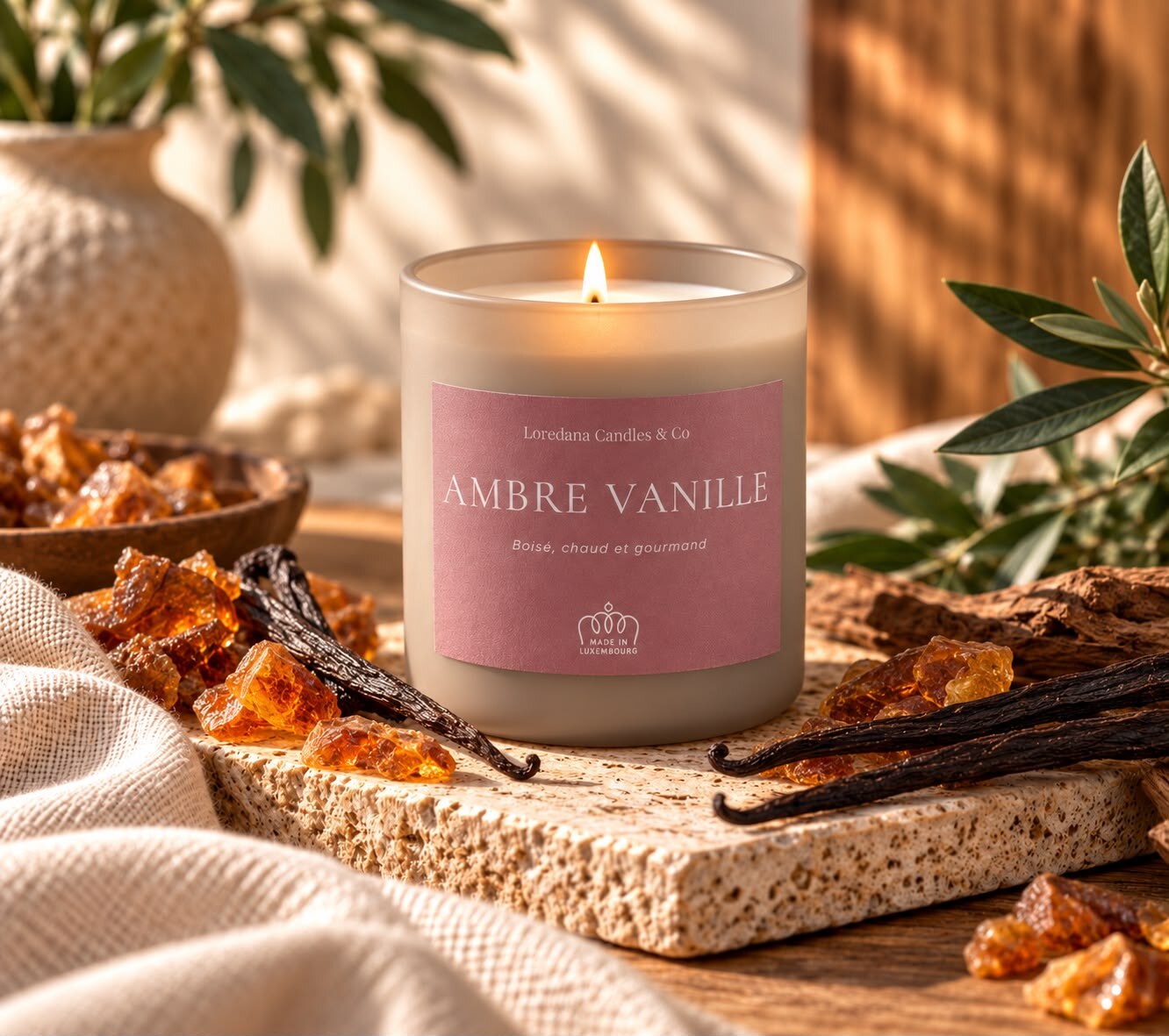 Translation missing: fr.Bougie Ambre Vanille de Loredana Candles &amp; Co, pot de verre 450 g et couvercle doré, étiquette vieux rose, entourée de résine d'ambre et de gousses de vanille