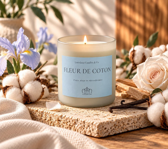 Translation missing: fr.Bougie Fleur de Coton de Loredana Candles &amp; Co, pot de verre 450 g, étiquette bleu ciel, entourée de fleurs de coton, iris et rose blanche
